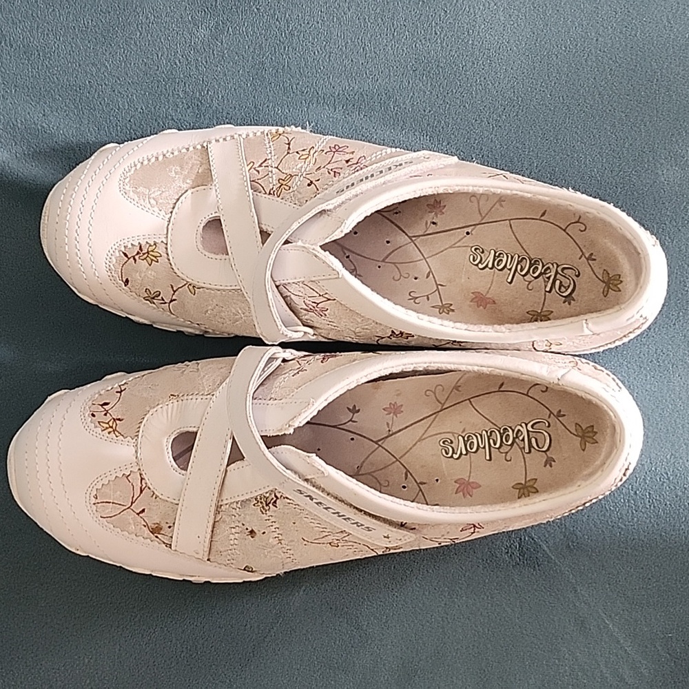 Cute Sketchers casual shoes with flowers